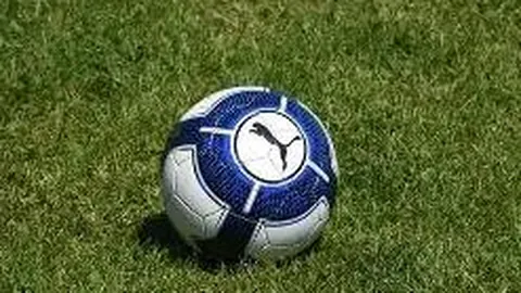 谢霆锋13岁长子神似父亲，与张柏芝购物时不愿牵手同行