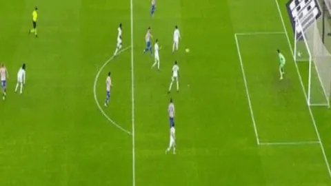 【激情回归！利兹联传奇射手勒温再现古迪逊球场巅峰风采】